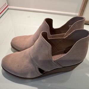 Toms Kallie Cutout Wedge - size 8.5